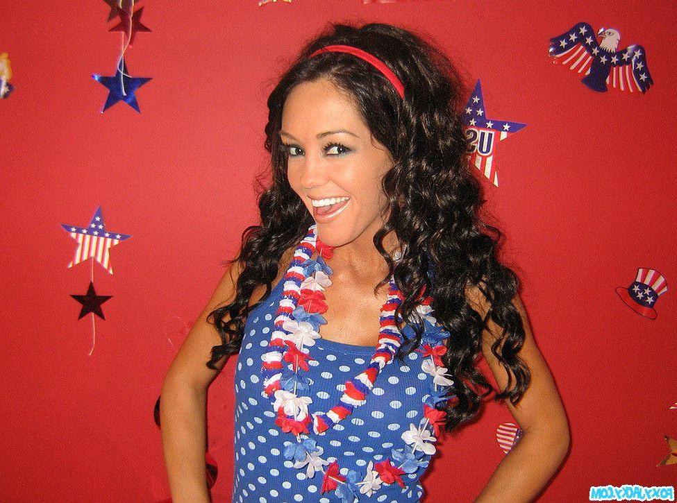 20P Pictures of teen amateur Foxy Jacky celebrating the 4th of July