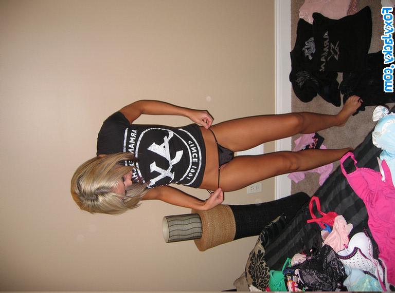 20P Pictures of teen babe Foxy Jacky changing her clothes