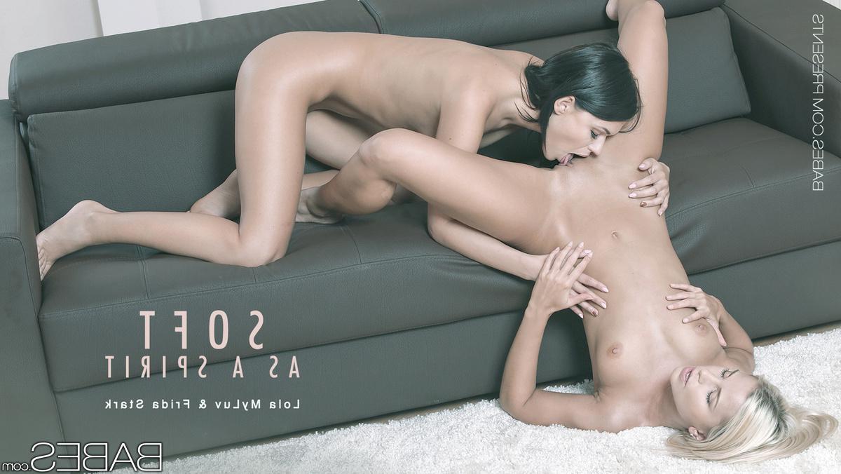 14P Horny girls Lola Myluv and Frida Stark pleasure each other in the living room