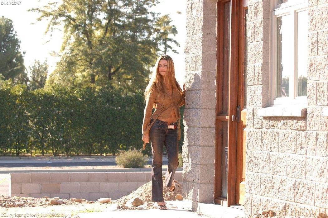 20P Pictures of ftv girl Gabriella exposing herself outside