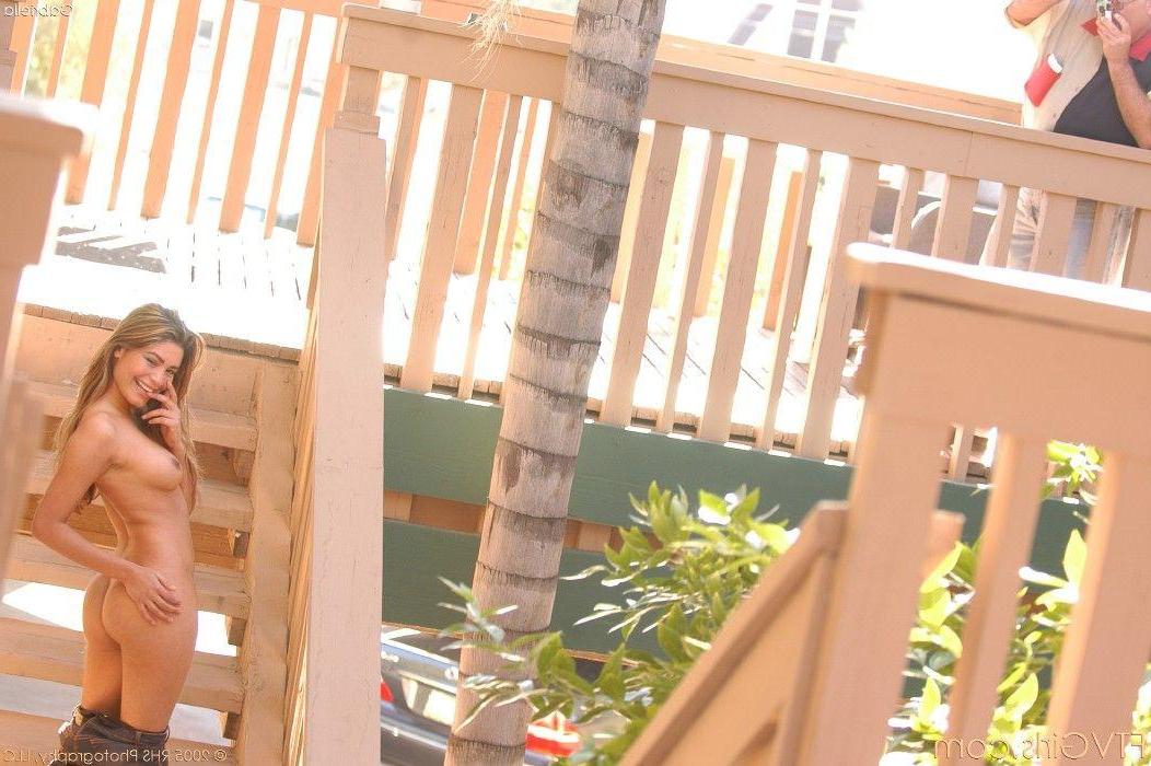 20P Pictures of ftv girl Gabriella exposing herself outside