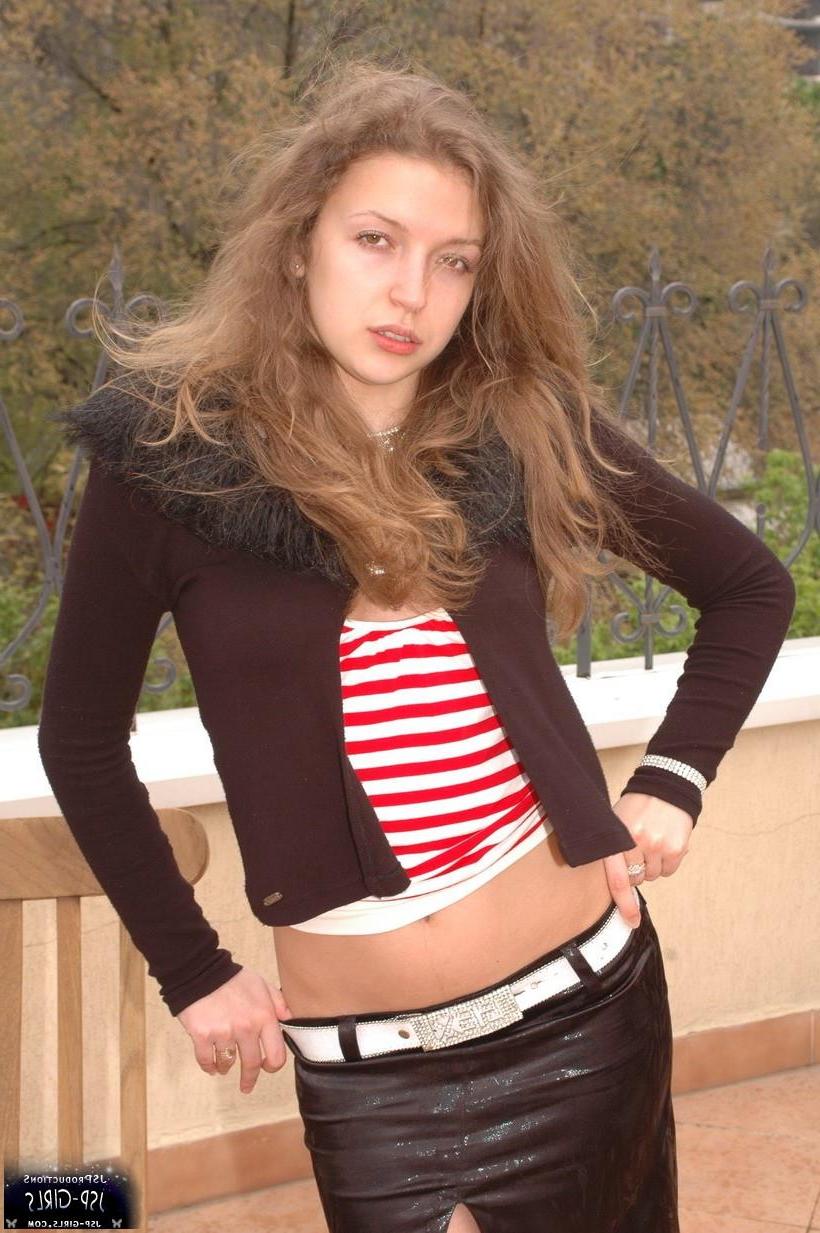 16P Hot model Sarah shows you what a beautiful young girl she is