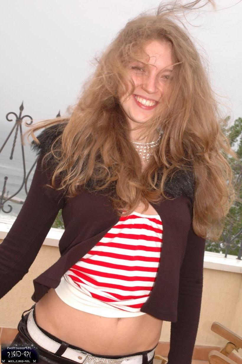 16P Hot model Sarah shows you what a beautiful young girl she is