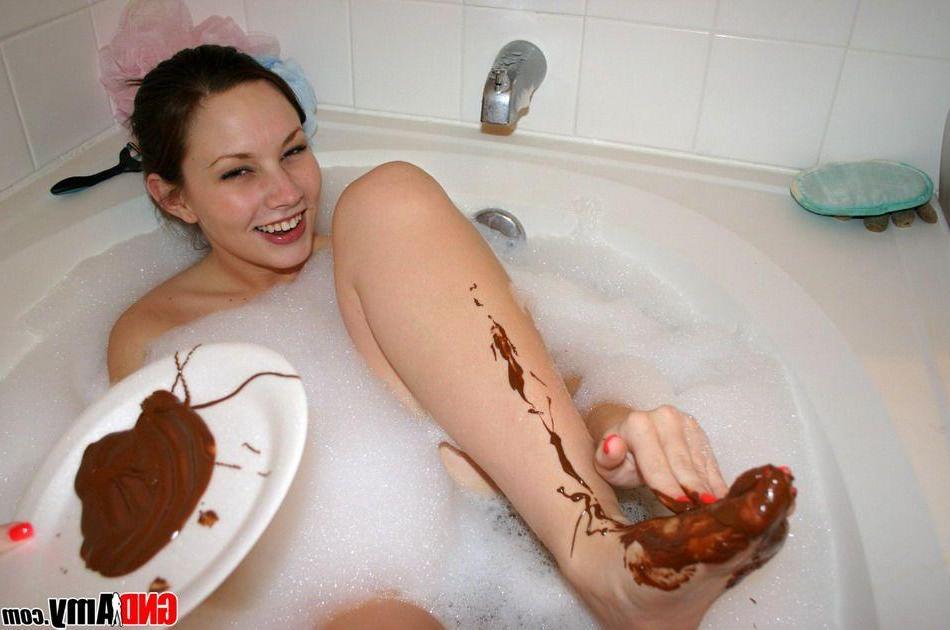 12P Pictures of GND Amy getting naughty in the bath