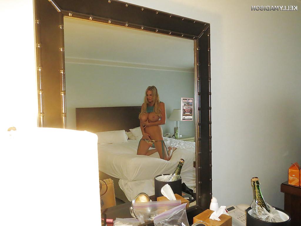 16P Blonde milf Kelly Madison is showing off in her sweet bikini