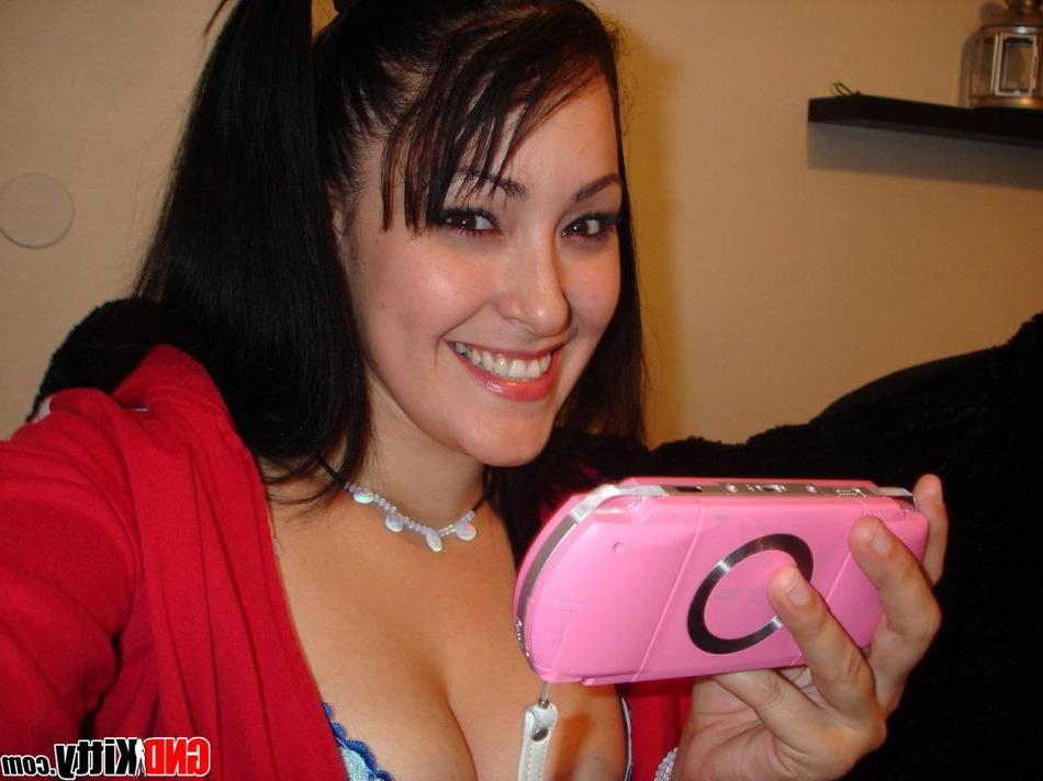 16P Photos de la jeune porno GND Kitty montrant ses gros nichons