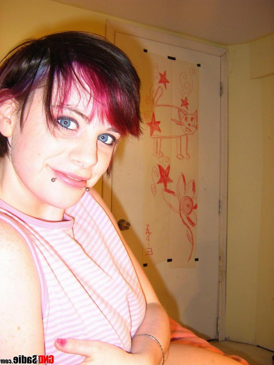 16P Pictures of teen girl GND Sadie stripping out of her pajamas