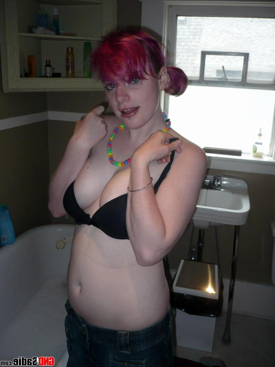 16P Pictures of goth teen GND Sadie taking a bath