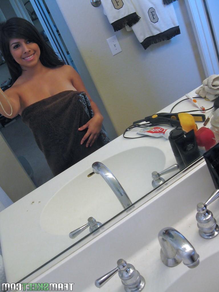 16P Big busted latina hottie Layla Rose picturing herself in the bath