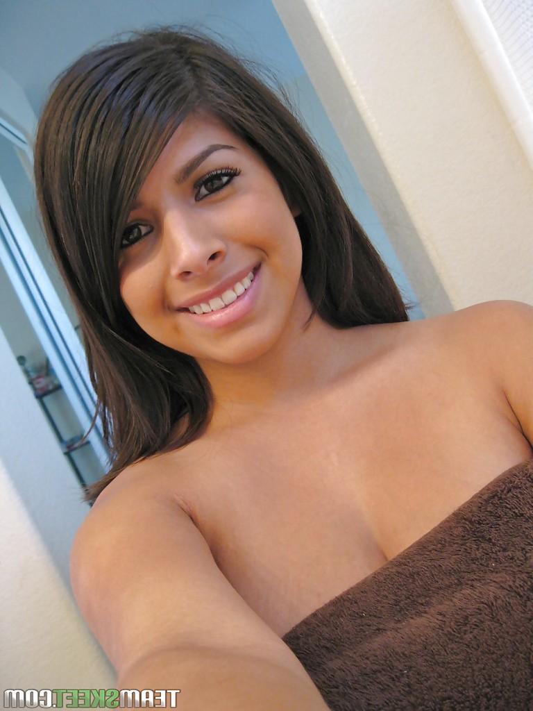 16P Big busted latina hottie Layla Rose picturing herself in the bath