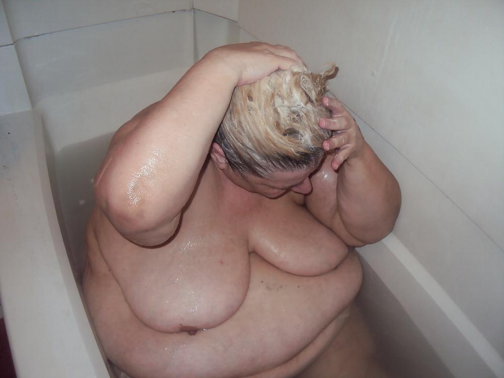 10P NEW IN THE BATH TUB PICS 