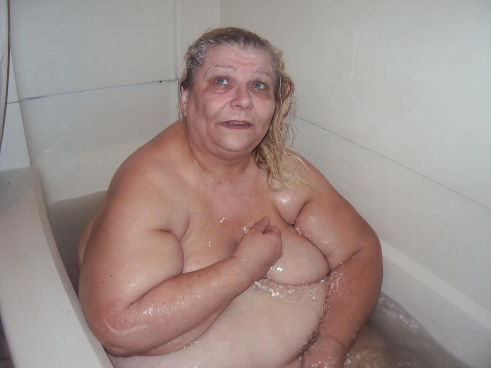 10P NEW IN THE BATH TUB PICS 