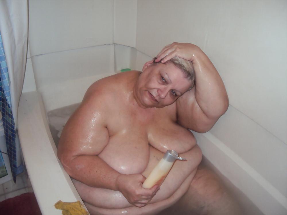 10P NEW IN THE BATH TUB PICS 