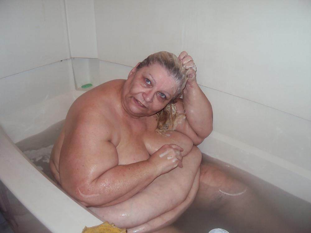 10P NEW IN THE BATH TUB PICS 