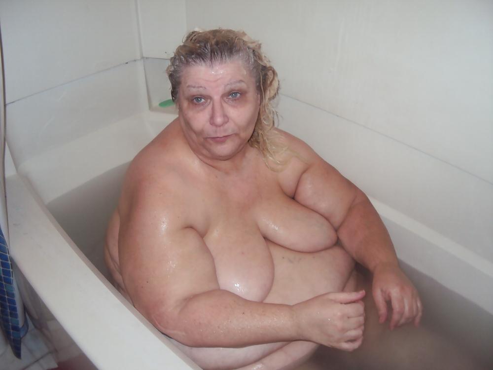 10P NEW IN THE BATH TUB PICS 