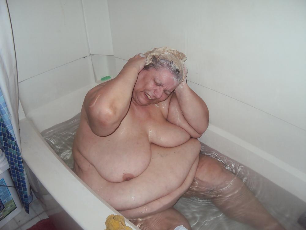10P NEW IN THE BATH TUB PICS 