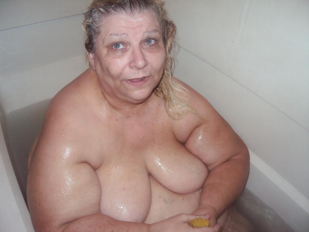 10P NEW IN THE BATH TUB PICS 