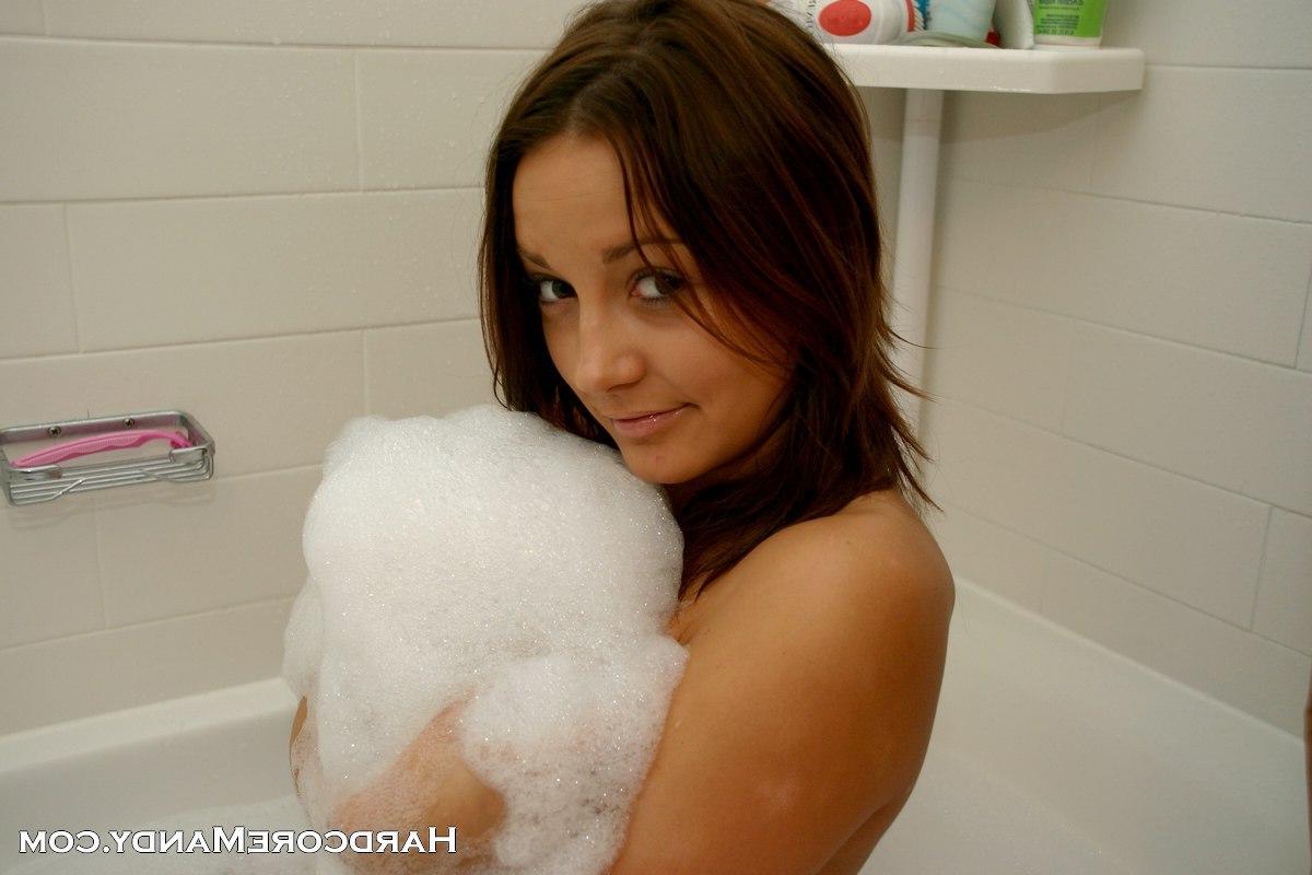 15P Pictures of Hardcore Mandy taking a bubble bath