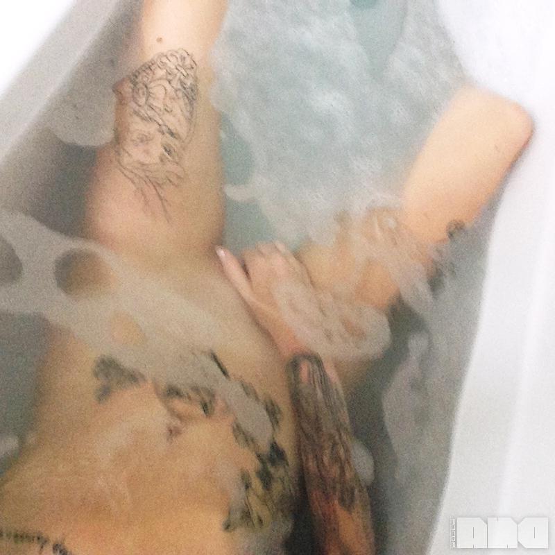 10P Brunette babe Harri Kate gets all wet in the bath