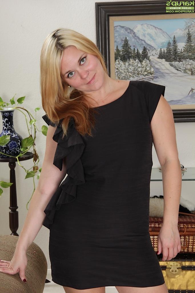 16P Clothed milf with big tits Lindsay Jackson is undressing on camera