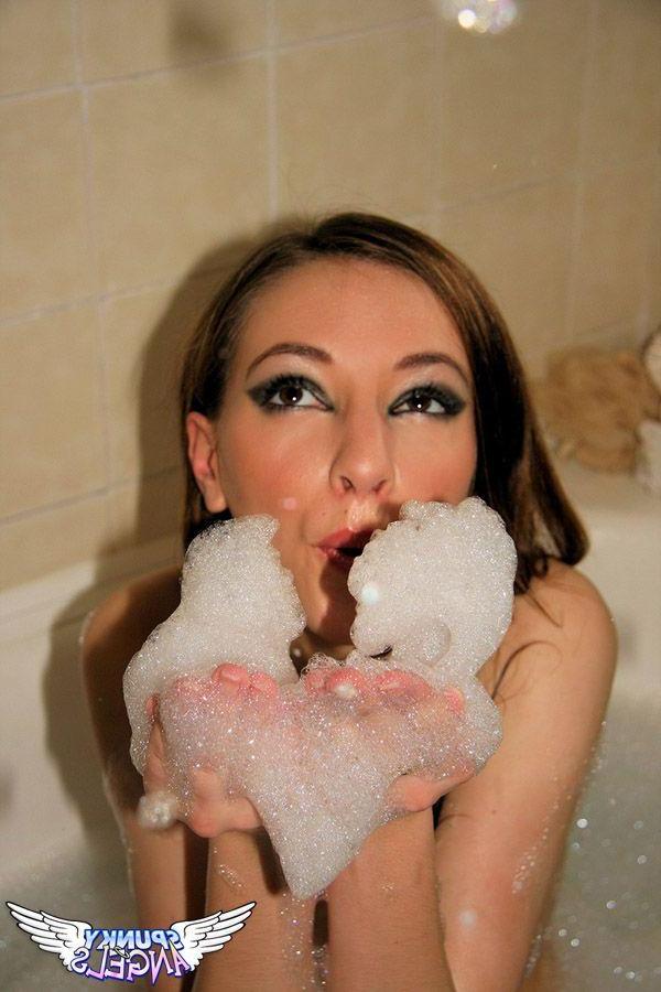 20P Pictures of hot teen girl Honey soaping up her body