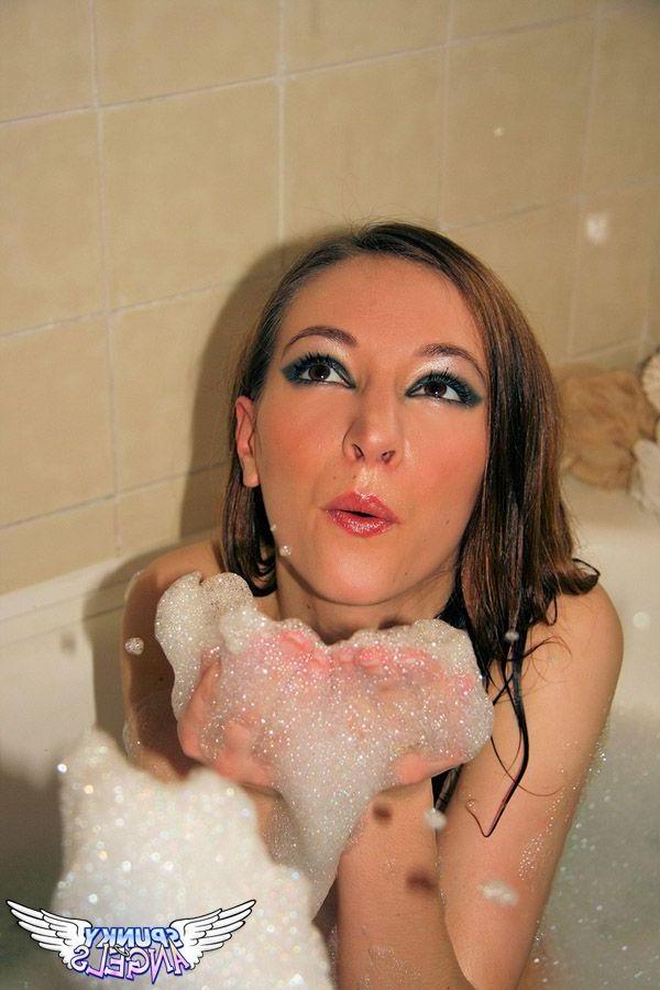 20P Pictures of hot teen girl Honey soaping up her body