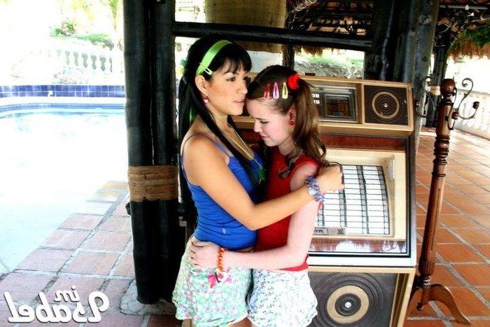 20P Pictures of Im Isabel making out with her girlfriend