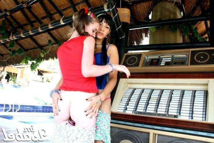 20P Pictures of Im Isabel making out with her girlfriend