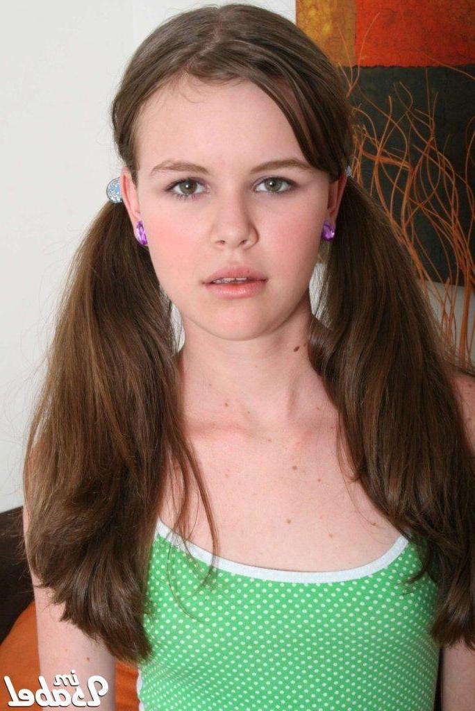 20P Pictures of teen babe Im Isabel getting ready for her girlfriend