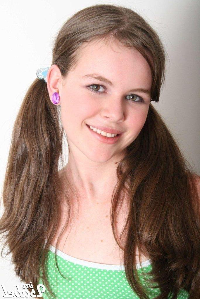 20P Pictures of teen babe Im Isabel getting ready for her girlfriend
