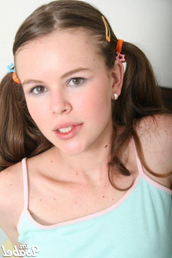 20P Pictures of teen babe Im Isabel getting ready for her girlfriend