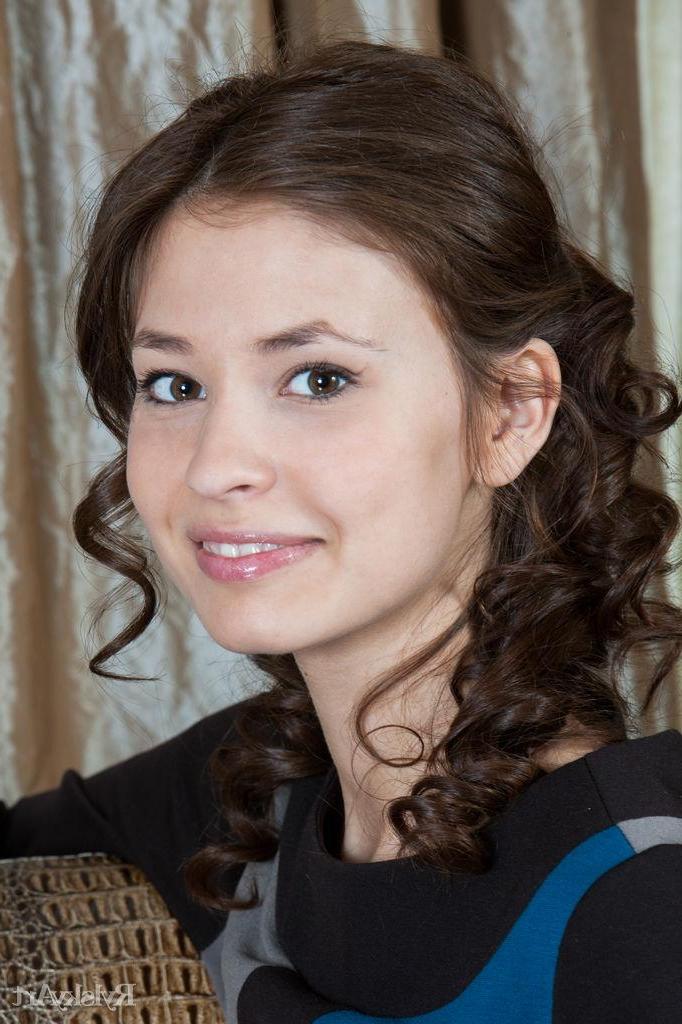16P Pretty girl Irina J gets naked and flaunts her beautiful body