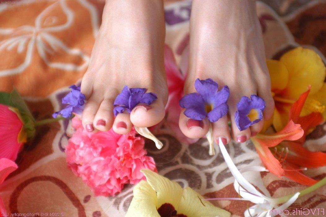 20P Pics of beautiful girl Isabel showing you her flower