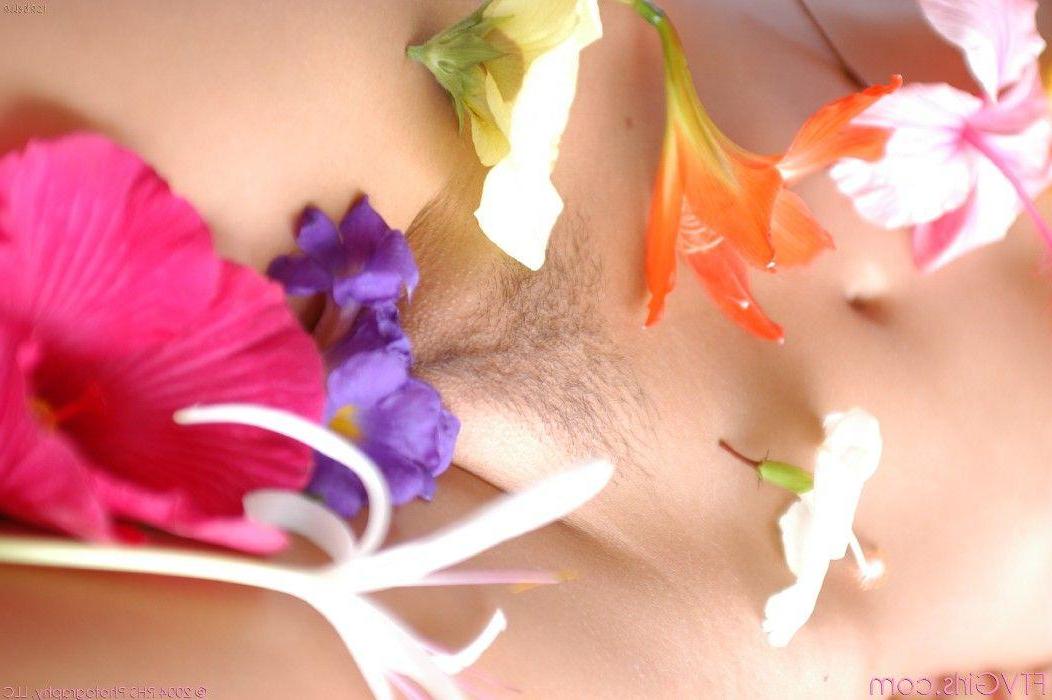 20P Pics of beautiful girl Isabel showing you her flower