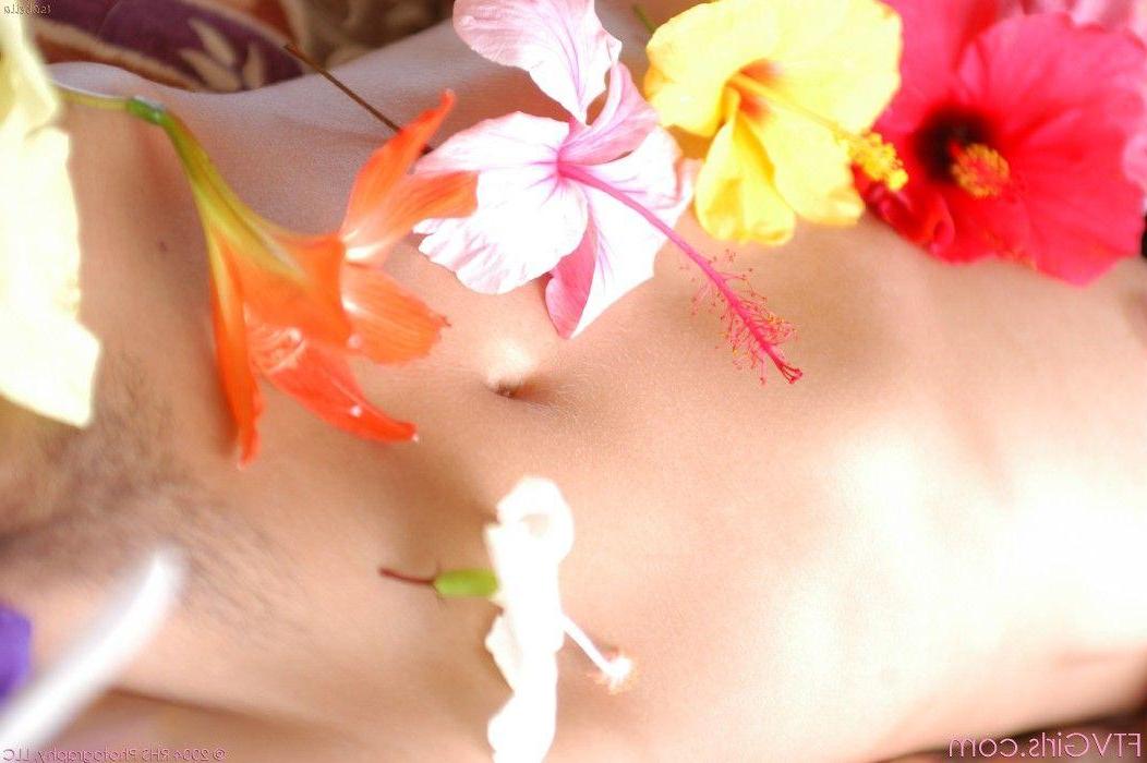 20P Pics of beautiful girl Isabel showing you her flower