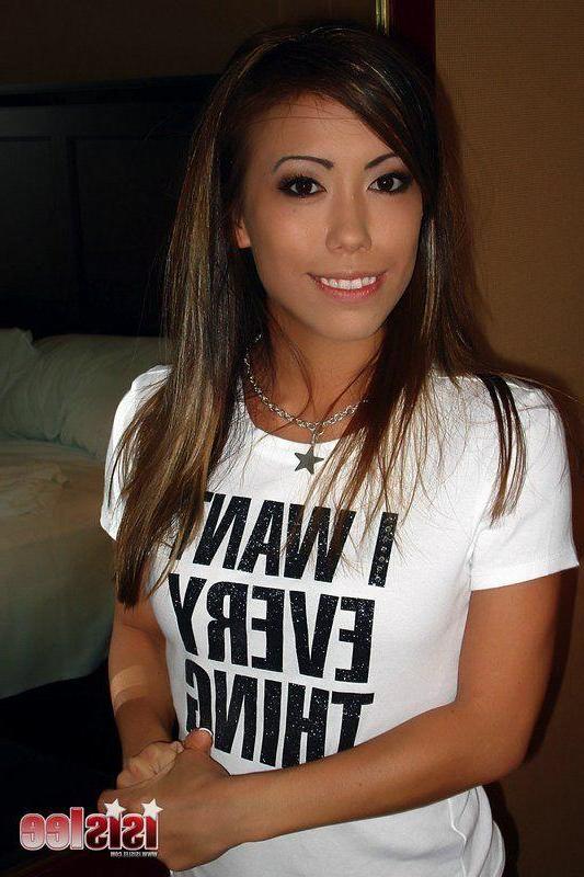 20P Pictures of teen amateur Isis Lee letting you watch her change