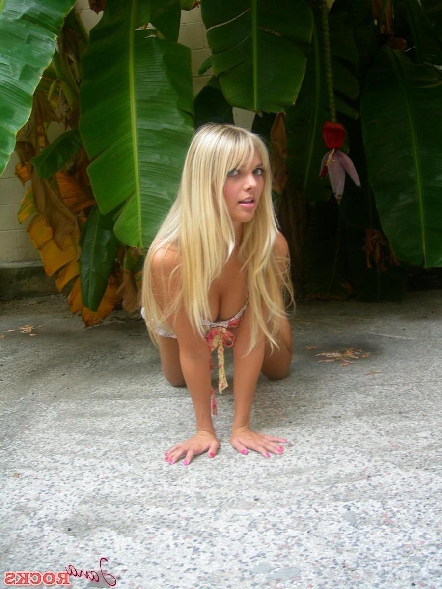 12P Jana pulls down her bikini bottom and bares her bum for you