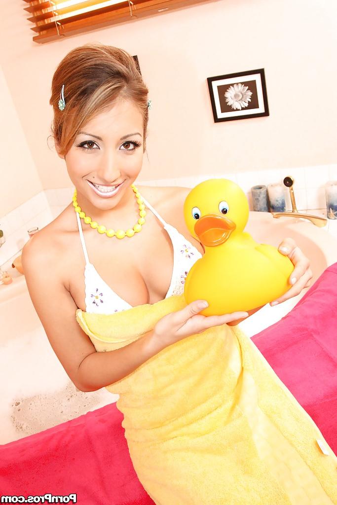 16P Sexy babe Natalia Rossi shows her youthful body in the bath