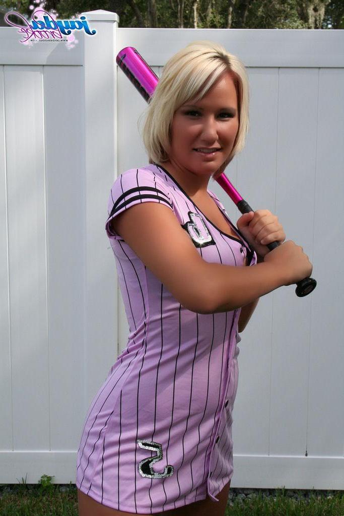 20P Pictures of Jayda Brook playing some sexy baseball