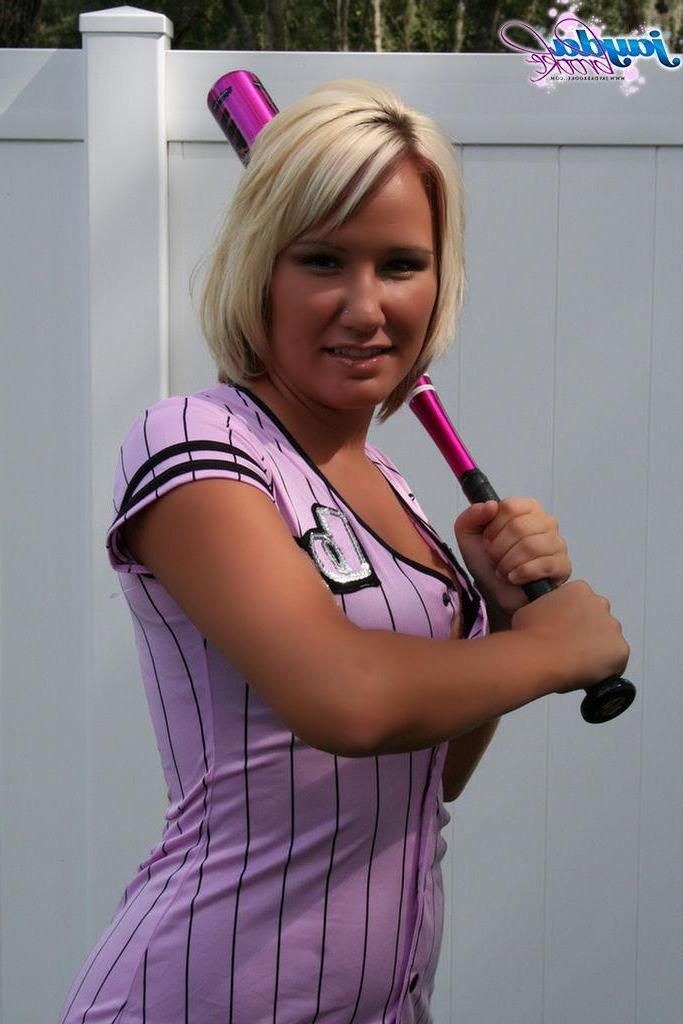 20P Pictures of Jayda Brook playing some sexy baseball