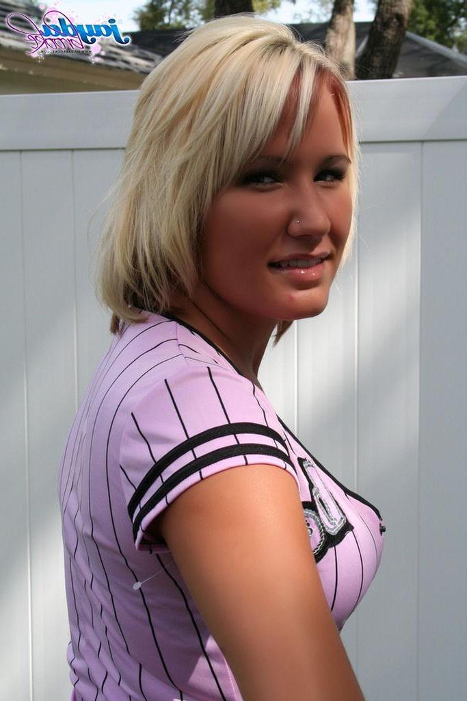 20P Pictures of Jayda Brook playing some sexy baseball