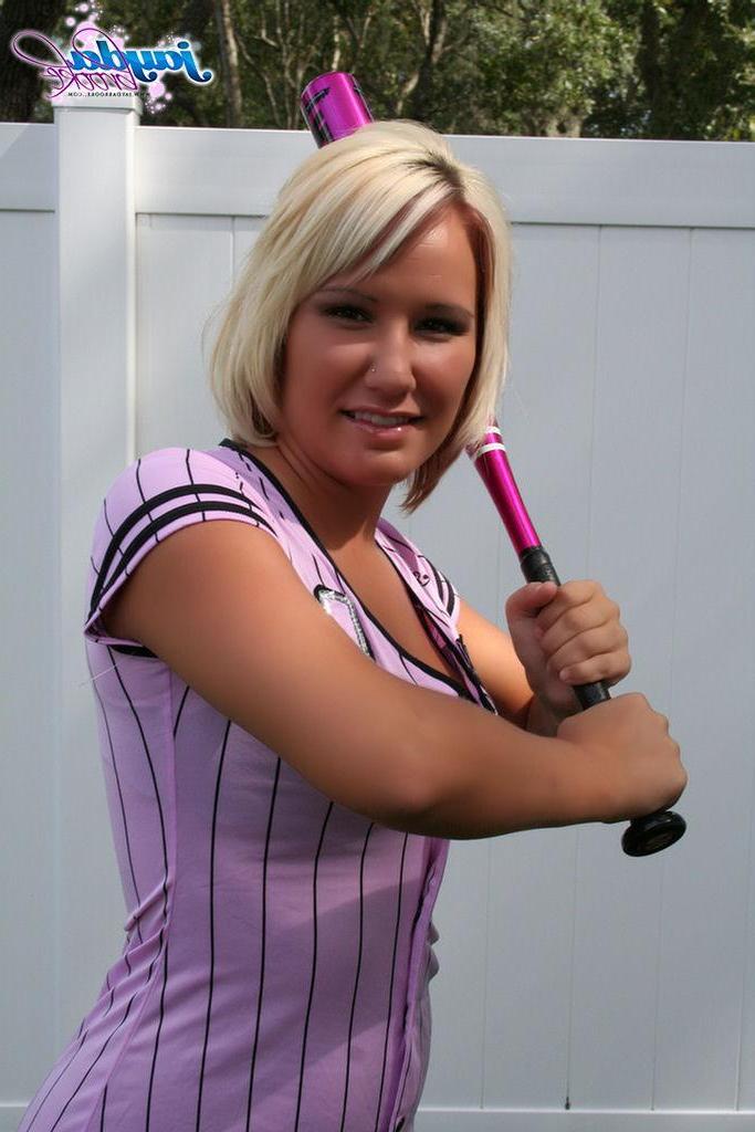 20P Pictures of Jayda Brook playing some sexy baseball
