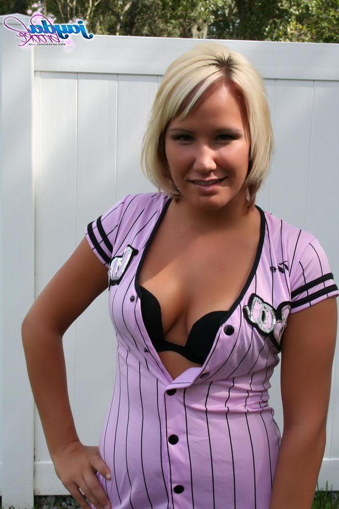 20P Pictures of Jayda Brook playing some sexy baseball