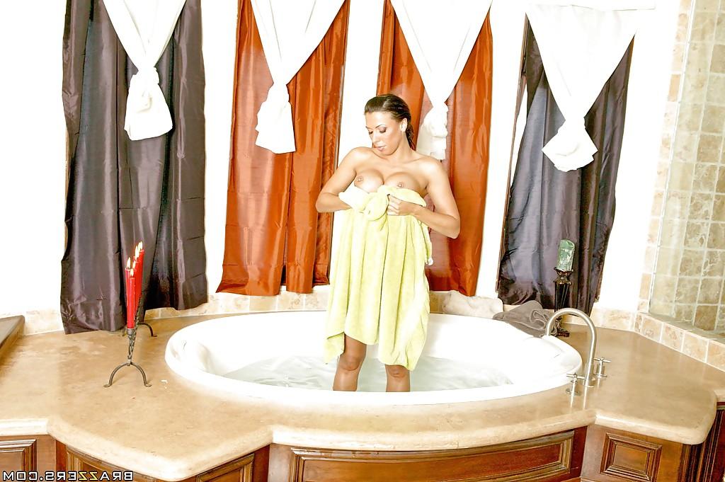 16P Hot wife with big tits Rachel Starr takes a bath naked