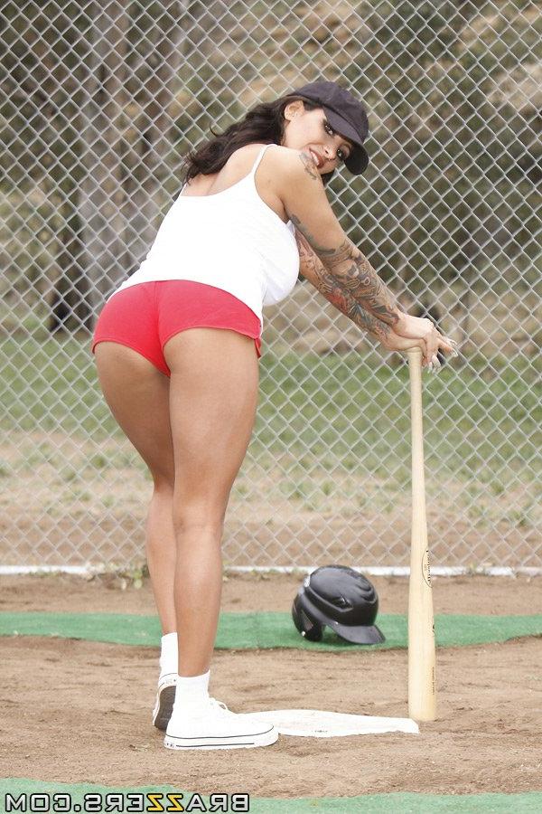 16P Sports MILF babe Ricki Raxxx plays baseball naked outdoor
