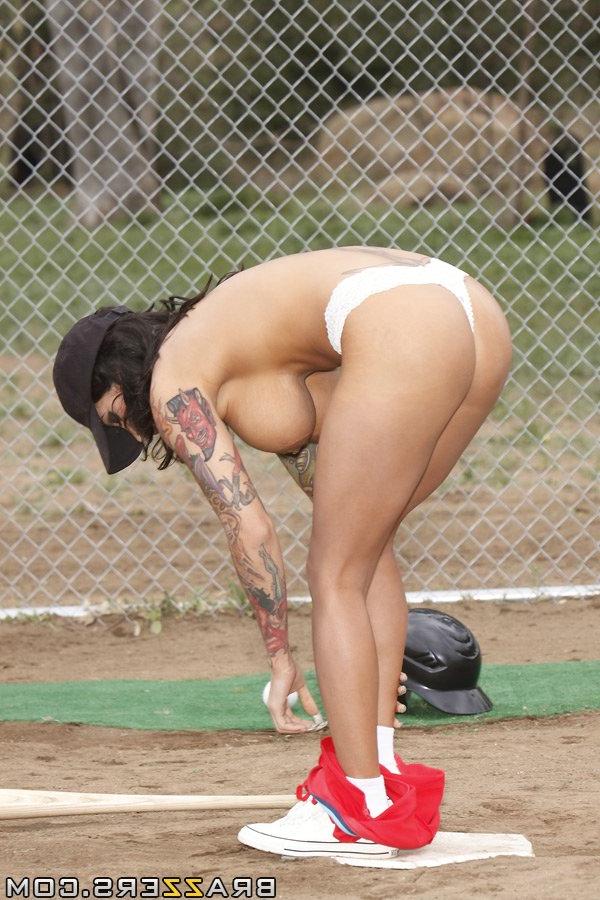 16P Sports MILF babe Ricki Raxxx plays baseball naked outdoor