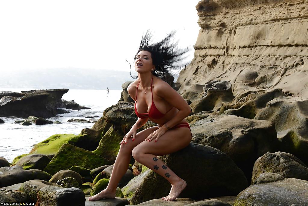 16P Babe in bikini Romi Rain has prepared for sunny weather and great fuck