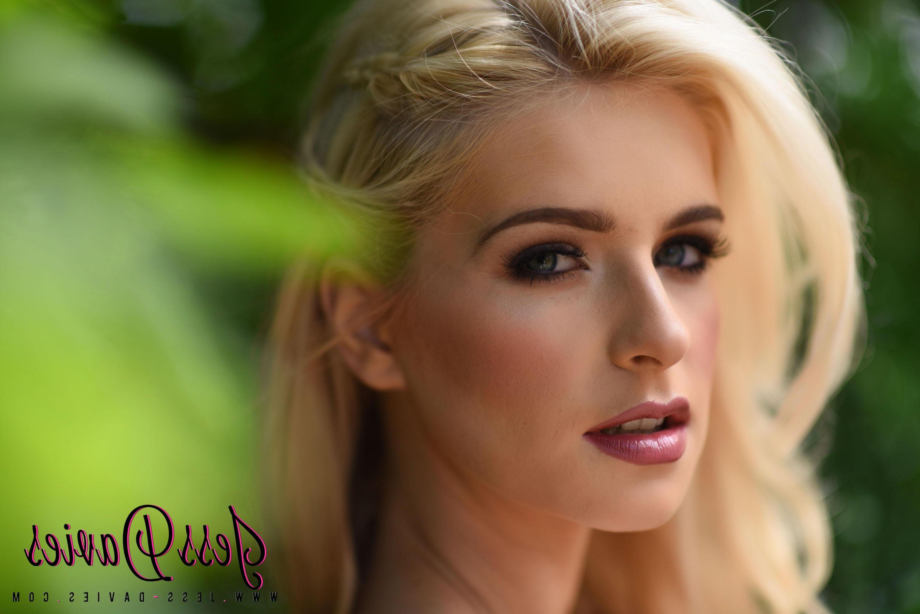 16P Busty beauty Jess Davies reveals her amazing boobs outside