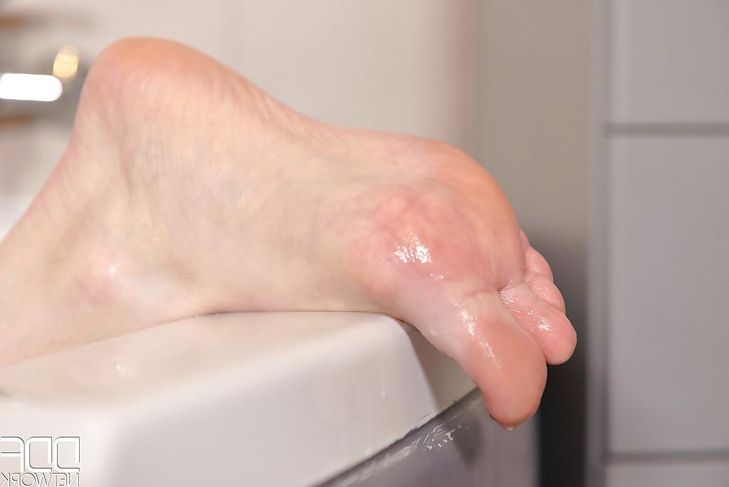 16P Leggy babe Samantha Bentley showing off flexibility and barefeet in bath
