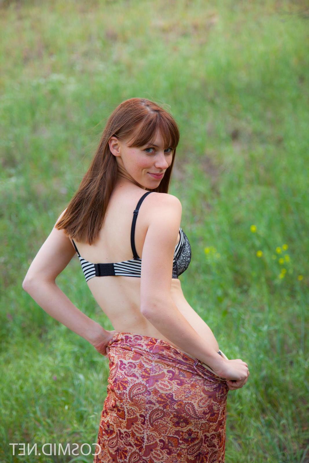 16P Redhead beauty Jessica strips naked in the field